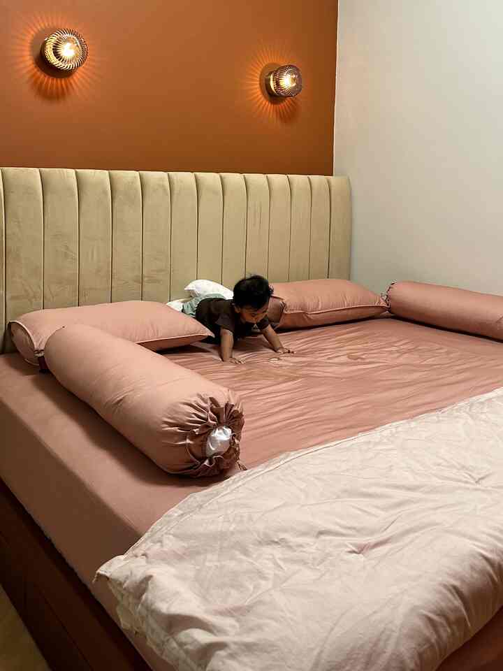 Spill dikit aaah master bedroomnya casadelusan hihihi
Master bedroom ini pake kasur ukuran 200x200, dipannya pun kita custom biar bisa ada storagenya. Nanti deh yaaa aku kasih tunjuk ke kalian ada berapa storage yang ada di dipan ini.
Head boardnya pun kita custom pake bahan suede dengan warna latte yang masih memiliki vibes warm tone sesuai dengan konsep bedroom kami.
Yang utama buat kami adalah master bedroom, karena disinilah kami melepas lelah setelah berkegiatan seharian..

#japandi #scandinavian #rumahmungil #semarang #homedecor #homedecorinspo #homeinspiration #aesthetichome #aestheticdecor