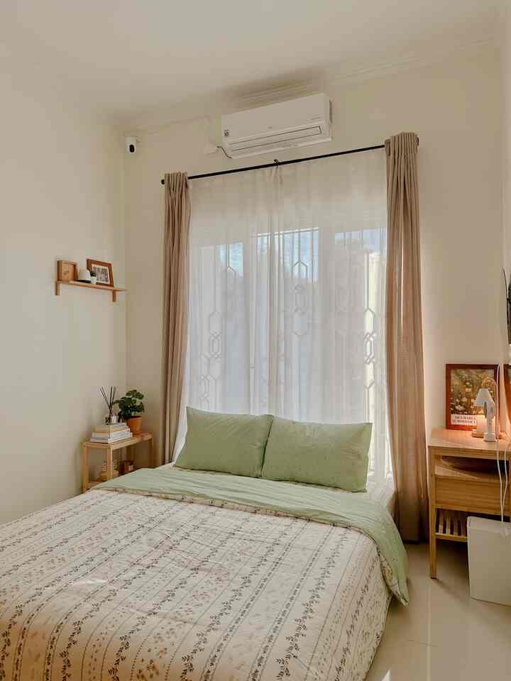 One of the most favorite rooms in the house. 🥰🤎
It's simple because my little family and I often spend time here 🥰

What I like most in this room is the nightstand, shelves, and also several decorative items such as candles and reed diffusers. I deliberately chose this so that the feeling in the room feels comfortable, warm, fresh and fragrant.

Usually, before going to bed I read a book to my child, play for a while, then sleep.

Of course, when filling this room, I pay in installments one by one according to my needs and the size of the room. It didn't immediately become this beautiful, we enjoyed every process 🥰

#MyFavoriteRoom #MyHouseStory #MyFavoriteItems #bedroom #homedecor #korean #japandi #bandung #rumahmungil

