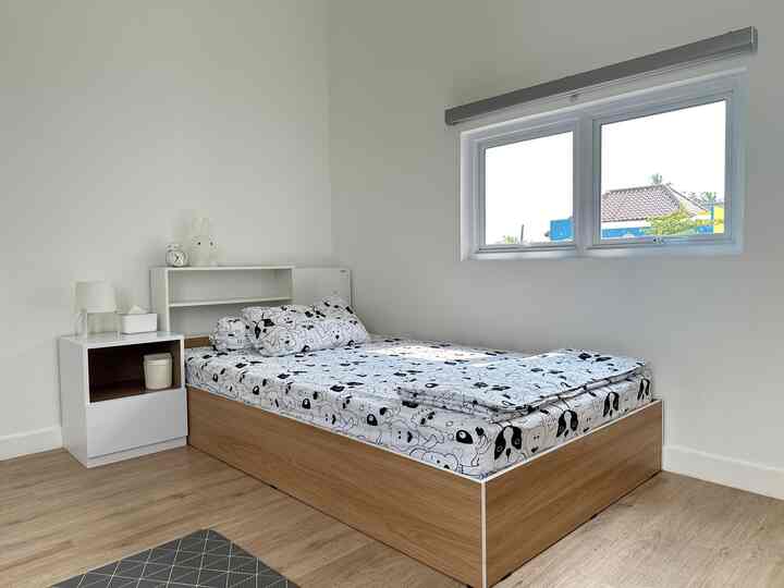 Aku suka kamar yang banyak cahaya masuk, karena menurutku membuat rumah lebih cerah dan sehat. Oleh karena itu, kamar anak pertamaku pun harus tetap cakep walaupun dengan furniture seadanya 😆

Dekorasi di kamar anak ini sederhana dengan furniture yang menggunakan aksen kayu dan putih. Aku membeli 1 bed set untuk anak ku, kasur berukuran 120x200, meja belajar dan lemari. 

Untuk tetap rapih aku menggunakan rak trofast dari ikea untuk menyimpan mainan-mainan anakku. Per kategori agar mencari mainan nya tidak susah dan tidak acak2an. 

#dekorasikamaranak #inspirasimanak #kidsroomstyling #japandi 


