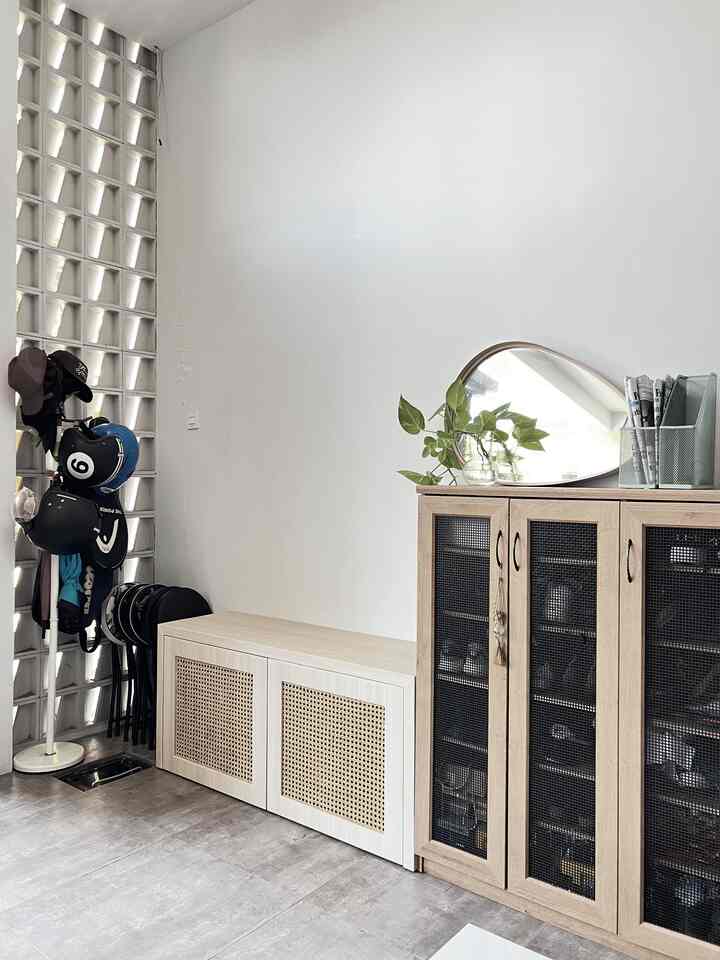 Foyer ala" meski masih berantakan
#foyer #kabinet #depanrumah