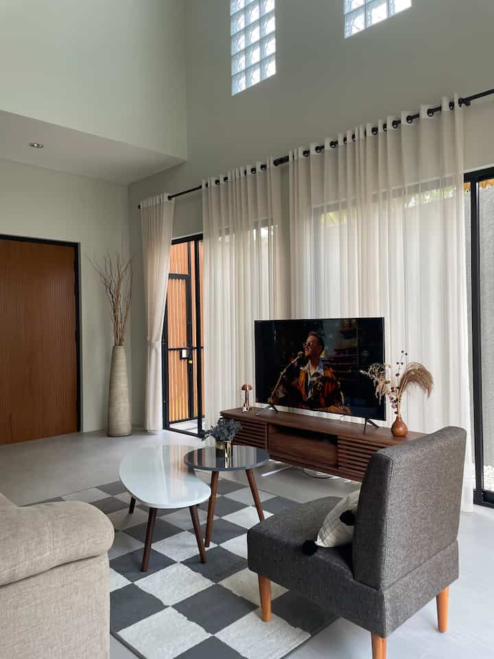 tempat favorit di rumah 🤎

#ruang tamu #cozy #gigghaus
#curvedhouse #driedflowers #earthtone