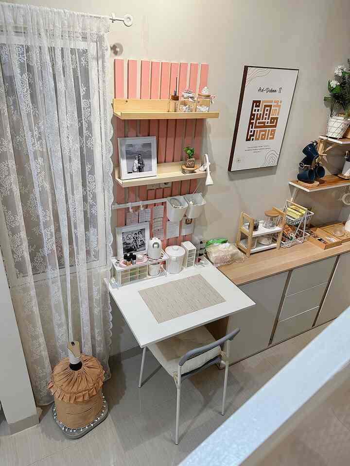 Meja multifungsi di area dapur ✨

Hai semuanya..
Cerita dekorasi ini aku terinspirasi pas lagi jalan-jalan ke ikea, contoh di forum ikeanya meja lipat ini ada pasangan meja putih yang bukan lipat.. jadi kalau punya dapur lebih luas bisa di pake..

Nah di karenakan space terbatas. Di area dapur ini, aku belinya hanya meja lipatnya aja dan aku gunakan untuk makan atau untuk kerja.. 

Kalau di tanya. Makan keluarga di mana ? Kita makan bareng2 lesehan di ruang tamu ^.^

Yah beginilah yah rumah space terbatas. Jadi aku memikirkan banget gimana bisa low budget. Tapi semua fungsi bisa berguna

Gpp yah..punya rumah kecil yang penting suasananya tetap nyaman dan gak kelihatan sempit..

Semoga menginspirasi ^.^ 

#minimalist #shabby #rumahdeveloper #decorlowbudget #72m2 #livewithkids 

