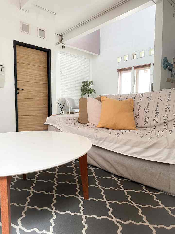 Adding fancy things to elevate room,

Yup meski ini rumah lama, tampilannya bs lebih estetik dan sedap dipandang dg elemen dekor yg pas. Aku pilih dekorasi yg low budget buat ngisi rumah 🤭 kebanyakan produk IKEA yg aku dpt dr pojok AS IS sebelah kanan sblm kasir kalian wajib deh mampir ksna krn lumayan diskonnya up to 50%. 

Nuansa scandinavian yg clean n tidy emang pengen ditampilkan disni jd byk produk IKEA meski bbrp printilan tetap ada yg didapat dr online shopping, informa dll.

#fancybudgetminim #loweffortfancy #spilldecorlowbudget #dekorasiruangtamu #dekorasilowbudget #rumahminimalis #scandinavianstyle