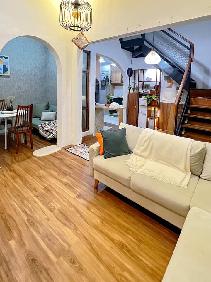 Jujur awalnya rumah ini bergaya boho industrial, tapi semakin kesini ngerasa jadinya agak kelap and terlalu colorful, akhirnya perlahan lahan shifting the color and tone menjadi lebih sedikit light. Beberapa sekat akhirnya dibongkar. Elemen warna baik itu di dinding, lantai mau pun furniture berperan sangat penting terhadap ambience rumah secara keseluruhan. 
#japandi #bohoindustrial #homedecorinspo #aesthetichomedecor