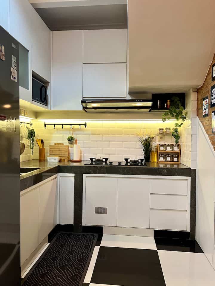 Dapur dengan meja berbentuk letter L dan lantai dengan keramik motif papan catur hitam dan putih, simpel dan sedeharana banget. Untuk dapur aku lebih seneng dengan meminimalisir barang supaya mudah dibersihkan dan memberikan banyak ruang di meja dapur ini untuk beraktivitas di sana. Karena tidak terlalu banyak pernak pernik maka lebih low badjet menurutku ya, kurang lebih 1 jutaan rupiah saja. #LowBudgetKitchen #LowBudgetKitchenMakeOver #LowBudgetKitcheInspiration