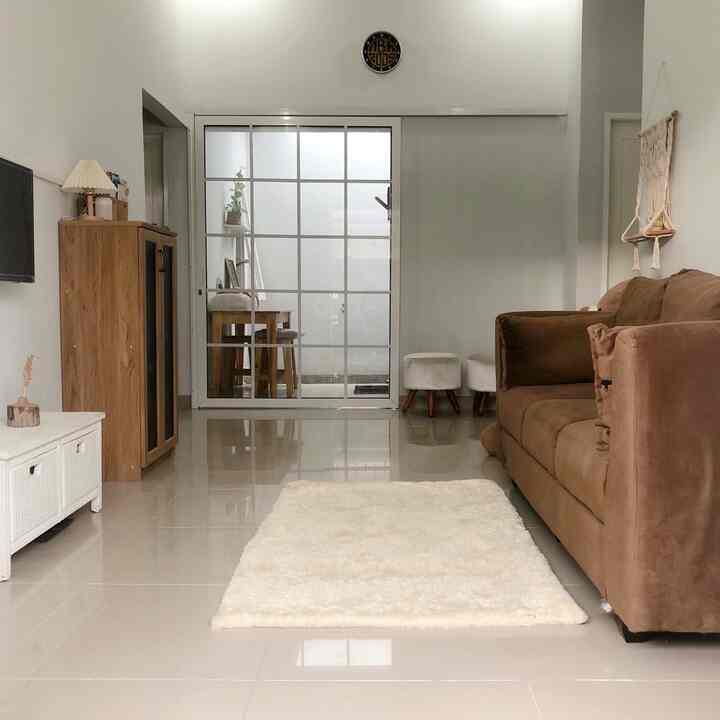 Rumah pertama✨

Panjang banget pencarian untuk rumah pertama yang sesuai dengan kriteria kita, aku dan suami. 
Entah kenapa aku suka memiliki rumah yg mungil dan konsep open space. karna mudah menjangkau area manapun. 

Dari beberapa perumahan yg kami datangi, akhirnya ketemu juga yang sesuai dengan keinginan kami. 
Gatau kenapa langsung klik aja dengan rumah yg sekarang sudah kami tempati 2 tahun terakhir.

Pertama aku sangat memperhatikan letak dapur, aku ingin dapur yg berdekatan dengan akses pintu keluar, kedua rumah mungil yang memiliki 2 akses pintu keluar seperti pintu ruangtamu dan dapur, ketiga rumah yg lebar kesamping, keempat suasana perumahan yg dominasi warna putih, jadi disini hampir semua tetangga aku sefrekuensi dgn aku, bonus rumah ini ga ketutup banget karna ada void di area laundry 🙂✨

#MyHomeStory #MyHomeJourney #HomeSweetHome 
#yositriaa #90m2 #tinyhouse #scandinavian 