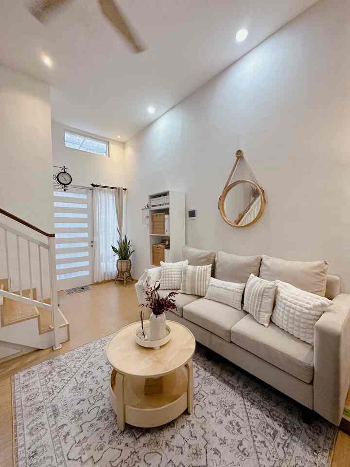 Ruang tamu yang berproses dari waktu ke waktu dan mulai mau didesign seperti apa. Dulu awal pindah rumah ga paham rumah ini mau tema seperti apa jadi beli furniture ga erkonsep😂😂

#ruangtamucantik #ruangtamuaesthetic #makeoverruangtamu #japandi #surabaya #60m2 #rumahmungil