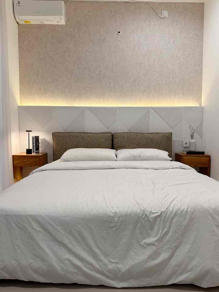 Ini adalah master bedroom di rumah kami dikala malam hari. 
Tidak banyak decorasi, hanya lampu todur dan dummybook serta vase saja. Karena kami ingin membuatnya tetap minimalis modern #BedroomDecoration
#BedroomInspiration
#BedroomStyling
#minimalistmodern
#rumahdeveloper
