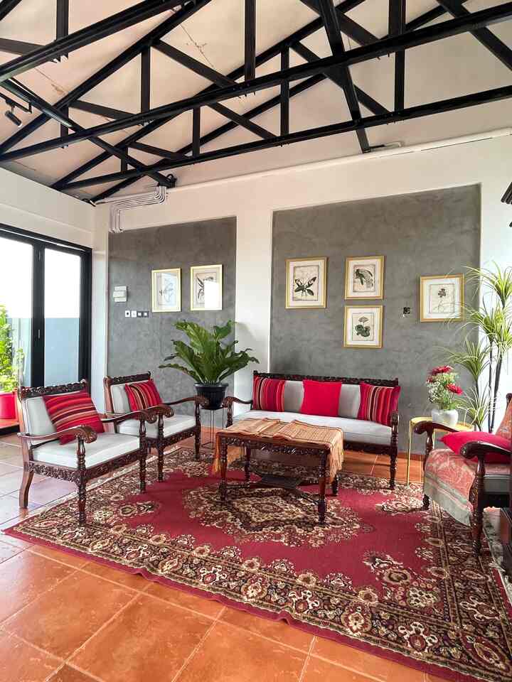 Haii aku aprilia, awal membangun rumah ini, maunya konsep yg minimalis industri simple, tapi manis. Dengan nuanasa. Kayu, abu, hitam, putih dengan plafon menggunakan besi hollow dicat hitam lalu dipadukan dengan nuasa wrna yg cerah agar mendapat feel manisnya. jd pd saat pengaplikasikan ruangan ini, kita sedikit sulit utk pemilihan furniture krna kursi set dan lemari  peninggalan orang tua yg bersifat ukiran jepara kurang cocok utk diaplikasikan diruangan ini. Edisi dibuang sayang, Akhirnya, supaya bisa cocok diaplikasikan di ruangan ini, kita bermain wrna agar bs menyatu dengan ruangan ini, utk sarung bantal,taplak,karpet,bunga dengan warna merah serta tambahan lukisan bunga dan tambahan tanaman hidup dan pohon artificial sehingga menjadi ruangan ini bs menyatu  dengan kusi ukiran jepara peninggalan ortu. ngak keliatan kuno dan ketinggalan jaman lagi. deh Gmn menurut kalian, msh pantas ngak kursi kuno dan lemari kuno diruangan ini??
#minimalisi
#industrial
#homedecorinspo
#roomdecorinspo
#aesthetichomedecor