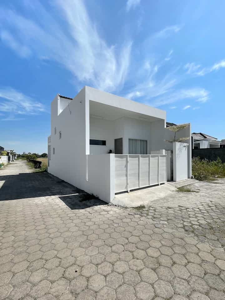 Morning 🌅
-
Suasana pgi di sekitar rumah sangat sepi sunti dan tenang, Angka House menggunakan material pagar dari bahan perforated ( samar-samar ) 

#facade #rumah #angkahouse #minimalist #72sqm