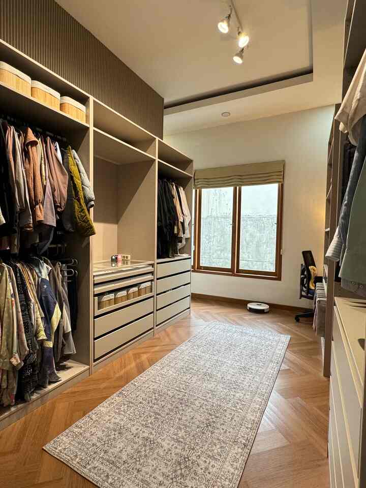 Walk-in closer di area kamar ku ini ukurannya 5x3 semua pakaian,tas dan sepatu kita maksimalin taruh disini. 

#walkincloset #lemaripakaian #lemaribaju #kamartidur #rumahminimalis 