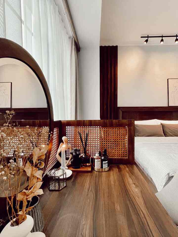 Rich textures and considered details

Di dalam ruang tidur utama, konsep kontemporer dalam desain interior tidak hanya mengambil unsur modern saja. Melainkan memanfaatkan penggunaan furnitur lama yang di finishing ulang. 

Meja rias ini hasil makeover meja kerja yang sudah dipakai 8 tahun lalu. Dilapis ulang, agar mirip veneer dipercantik dengan repaint dan ganti knob. Dengan mengambil inspirasi style mid-century furniture, saya menambahkan cermin bulat di meja kerja yang dijadikan meja rias agar kesan vintagenya balance sama modernnya. Selain itu dikombinasikan dengan material lokal yakni natural rattan. Rattan ini menjadi aksen natural yang estetik di sudut ruang tidur utama. 

Area countertop meja rias ini bisa dimanfaatkan untuk meletakan aksesori dekoratif dan pajangan seni lainnya. Sedangkan untuk penyimpanan peralatan rias sengaja diletakan di dalam laci agar lebih rapi. 

Hiasan dekorasi dried flowers ini merupakan fresh flowers yang sudah layu dan mengering dengan sendirinya. Statue-candle berwarna hitam ini saya dapatkan saat sedang traveling ke UK. Frame yang dihias dengan postcard yang juga saya dapatkan dari traveling. Sedangkan hiasan dekoratif lainnya bisa dilihat detailnya di product tag. 

Saya sengaja memilih meja rias lebih banyak elemen dekoratif yang fleksibel dan bisa disesuaikan dengan preferensi personal.


#decorativeitems
#homestyling
#roomstyling
#homedecor
#roomdecor
#masterbedroom
#warmcolor
#personalizedfurniture
#moderncontemporary