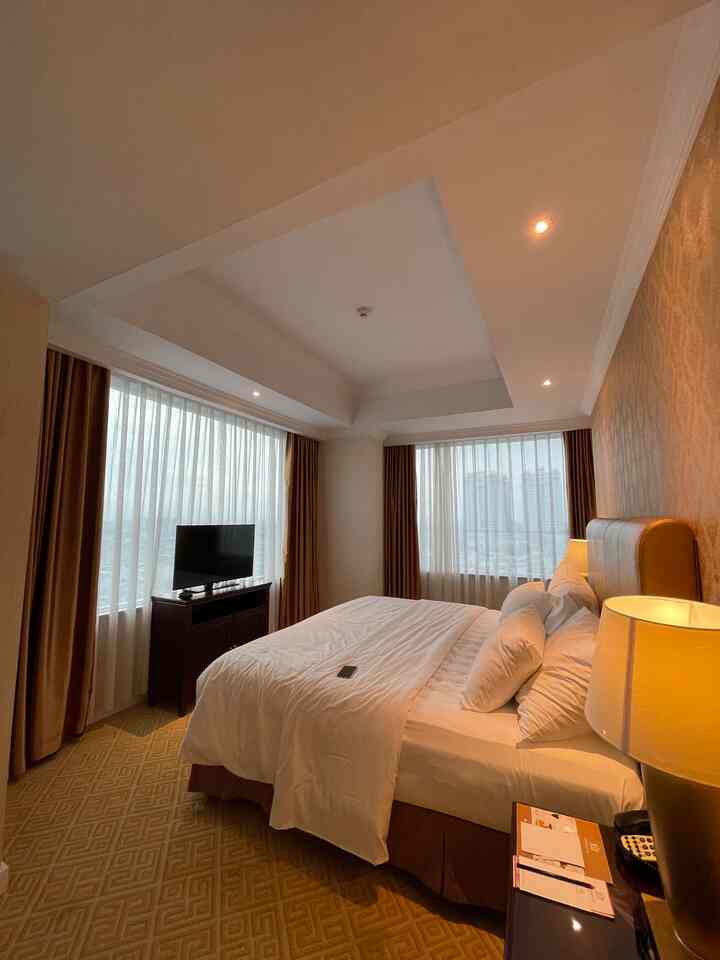 Modern Bedroom Inspo✨

Heloo Everyone! 

Ingin vibes kamarmu seperti kamar hotel? Salah satu tips yg bisa dipertimbangkan adalah pemilihan bedding set dan furniture yg premium dan punya looks minimalis dan elegan. Yuk intip product apa aja yg kupakai untuk kamar yang keliatan fancy ini 🤗.

#bedroom #kamartidur #kamartidurhotel #rumah #aesthetic #inspirasirumah #kamartidurhotel 