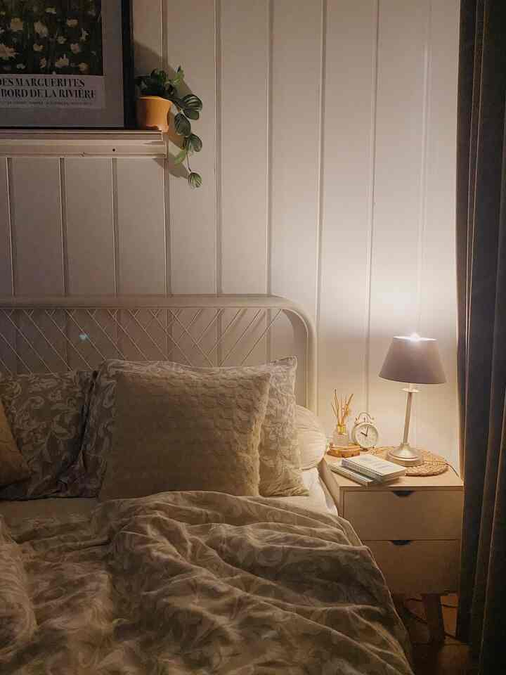Night routine first before returning to welcome Monday 😃 Skincare time, bed stretching and reading a book before bed 💛 Have a good rest!
#bedroomideas #nightvibes #nighttime #beddecor #kamartidur