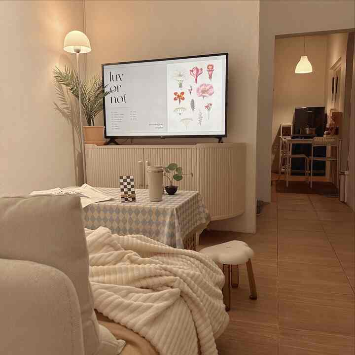 Suasana living room dengan lampu bernuansa hangat. Sesekali kami mengubah layout menjadi lebih compact. ✨🤎
#RuangTamuAesthetic
#RuangTamuCantik
#MakeOverRuangTamu
-
#minimalist #rumahdeveloper #60m2 #ikea #rumahmungil #livingroom #petparent #nightsituation