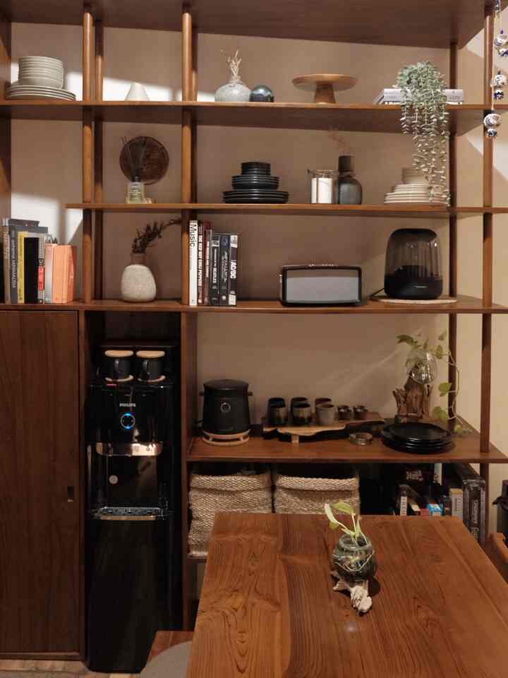 Salah satu furniture custom favorit ku adalah openshelf storage ini. Sangat cocok di kitchen mungil krn fungsional sekali tapi tetap memberi kesan lega.

Dipadukan dengan pemilihan dining table dan 2 kursi + 1 bench. Perfecto!

#kitchen #diningroom #openshelf #wood #tinyhouselivinghigh