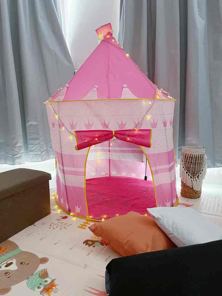 Area Bermain Anak👧🏻
Hai Bunda… kadang kalau mainan berserakan di seluruh rumah pusing ga si?
Nah agar hal itu ga terjadi bisa di buatkan 1 area bermain dimana mainan boleh digunakan disitu saja dan apabila mau membawa mainan keluar harus izin mom/pap dulu..🥰
Tidak perlu besar yang penting cukup
Area bermain disini hanya 2 x 2 meter saja
Kebetulan belum punya banyak mainan.
1 tenda begini saja kadang bisa bikin anak tidur sendiri didalamnya. Bisa masak dengan bebas deh ya 👀
Nah agar empuk dan tidak dingin wajib pakai matras tebal yaa..
Ada juga kotak storage yang bisa dijadikan tempat duduk dan didalamnya bisa untuk menyimpan mainan mainan yaa.. jadi sangat mudah untuk beres beresnya hehe🤭

#ruangbermain #playarea #areabermain #ruangmainanak #spacebermain #playmat #rekomendasimainan