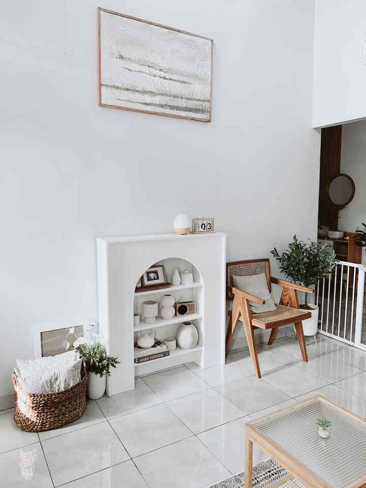 salah satu caraku memberi sentuhan kecil di ruangan ini adalah menata dekorasi bagian rak perapian ini agar jadi salah satu icon yang eye catching saat ada tamu berkunjung, nah di bagian rak ini aku dekor dengan berbagai koleksi vase favorit aku tentu dengan warna yang netral dengan pertimbangan estetika tentunya

#smalldecorations
#hiasanrumah
#pernahpernikrumah
#koreanstyle
#bengkulu
#rumahcluster
#75sqm
