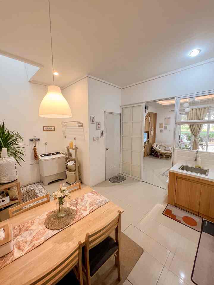 Hai !
Selama menempati rumah ini, bagian belakang inilah yang kami renovasi menggunakan jasa pembangunan.

Design awal dari developer adalah kamar mandi di bawah tangga area ruang tamu.

Karna tidak sesuai dengan keinginan, kami 'memindahkan' kamar mandi bawah di area belakang, bersamaan dengan dapur.

Semua area ini kami bangun menggunakan jasa pembangunan dari kerabat kami.
Kamar mandi, laundry area, dan pembuatan atap menggunakan dak beton agar ketika kami memiliki 'budget' lebih, akan kami teruskan menjadi kamar ke tiga diatas dapur ini.

Kami tidak menggunakan jasa arsitek atau designer interior khusus.

Berbekal coretan design yang kami sepakati bersama, area dapur inilah jadinya...

#bangunrumah #renovasirumah #arsitektrumah #renovasikecil #renovasicluster #cluster #rumahminimalist #renovasidapur #laundryroom