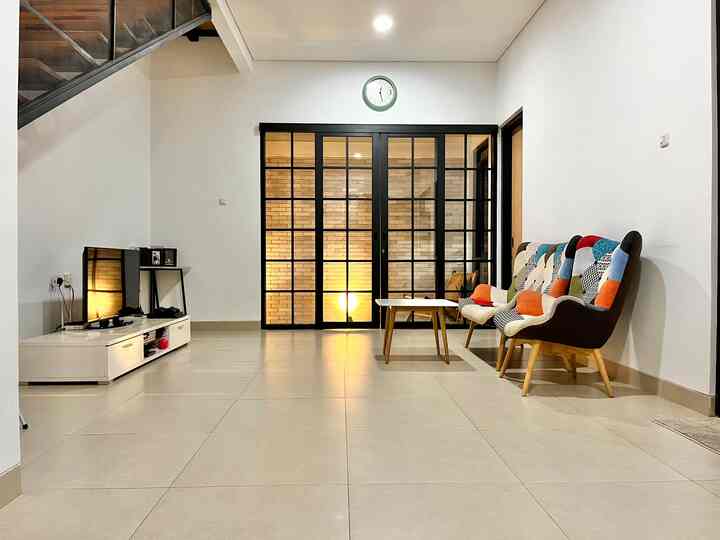  Poin utama saat renovasi rumah adalah menentukan ruang apa saja yang kami butuhkan. Sehingga kami memutuskan untuk meniadakan ruang tamu, alasannya adalah karena selama hampir 10 tahun kami jarang sekali menerima tamu formal dan hanya keluarga serta kerabat dekat yang berkunjung.

Dari pintu utama langsung menuju living room. Open space kami pilih agar lebih leluasa berkegitan di ruang ini. Mengingat kami masih memiliki anak kecil yang super aktif, ruangan belum kami dekor ulang dan masih memakai furnitur lama. Kami jiga masih maju mundur untuk menentukan konsep livingroom ini nantinya.

#livingroom
#openspace
#interiorlivingroom
#RuangTamuAesthetic
#RuangTamuCantik
#MakeOverRuangTamu
#rumahalel