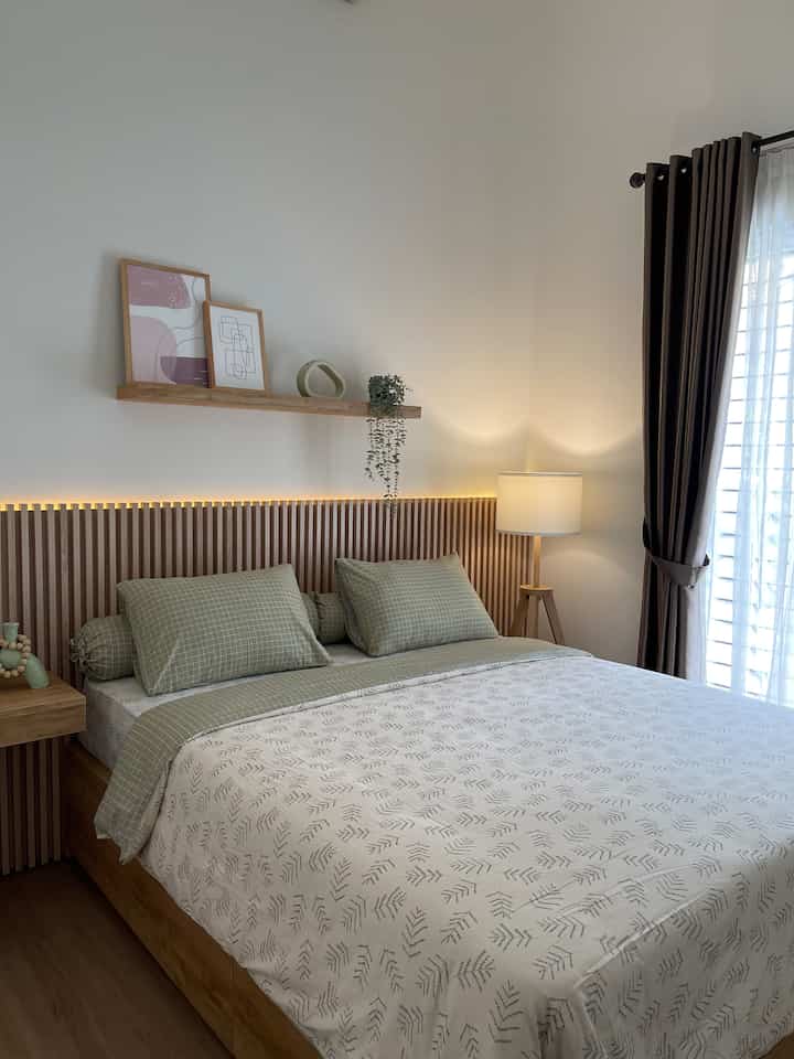 Menyiasati kamar tidur yang mungil agar terlihat luas. 
Kamar Tidur Tamu dengan ukuran 3x3 meter ini menggunakan furniture multifungsi untuk menghemat space. Tempat tidur menggunakan dipan dengan storage pada bagian bawah, untuk menyimpan pakaian atau sprei. Jadi tidak perlu ada lemari pakaian, sehingga kamar mungilpun masih bisa terasa lapang. 

#KamarTidur #KamarTidurTamu #KamarMungil #dekorasikamartidur #dekorasikamarkecil #inspirasikamartamu #kamarminimalis #designkamartamu 