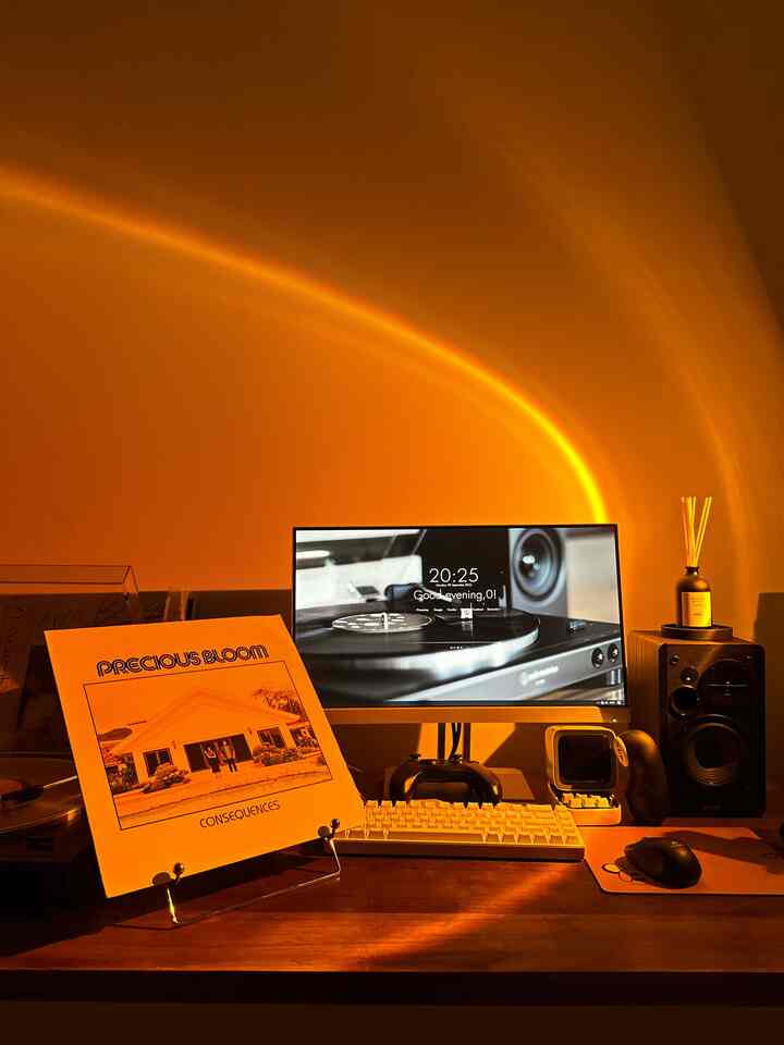 Koleksi Piringan Hitam
-

Sejak awal membangun rumah kita mempunyai keinginan bikin setup turntable ( walaupun setupnya masih pemula banget ) setidaknya ruangan yang berkonsep open space terisi dengan table setup turntable

Meja setup kita isi dengan elemen monitor, speaker, turntable, koleksi vinyl ( yang masih bisa dihitung jari ) , keyboard mechanical

#minimalist #bauhaus #turntablesetup #desksetup #homeoffice #ruangbelajar #angkahouse #rumahhook #putih #livewithhusband 