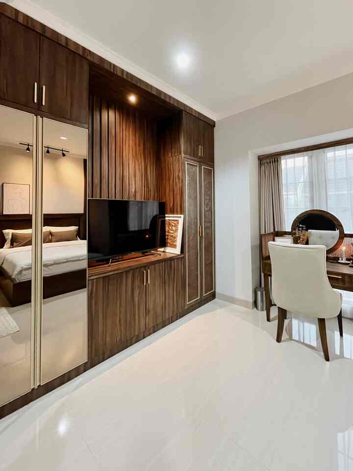 Rich textures and considered details
[Part-2]

Material lain yang menambah tekstur dan detail dari interior kamar tidur utama rumatuju yaitu panel kabinet wardrobe yang dibuat dari material cermin dengan dikombinasikan dengan material anyaman rattan. Natural rattan yang dipakai sama dengan material yang dipakai untuk makeover meja rias. 

Karena natural rattan ini dianyam manual dengan tangan, dan hasil anyaman tidak sama lembar satu dengan lembar lainnya —ditambah dengan bidang yang panjang (wardrobe full to plafond), sehingga pada aplikasi pemasangannya menjadi tidak simetris. Setelah proses pembuatan wardrobe ini selesai, saya memutuskan membiarkan anyaman rattan agar kesan yang lebih artistic dan natural. 


#BedroomDecoration
#BedroomInspiration
#BedroomStyling
#aestheticroom
#aesthetichomedecor
#homestyling
#masterbedroom
#warmcolor
#personalizedfurniture