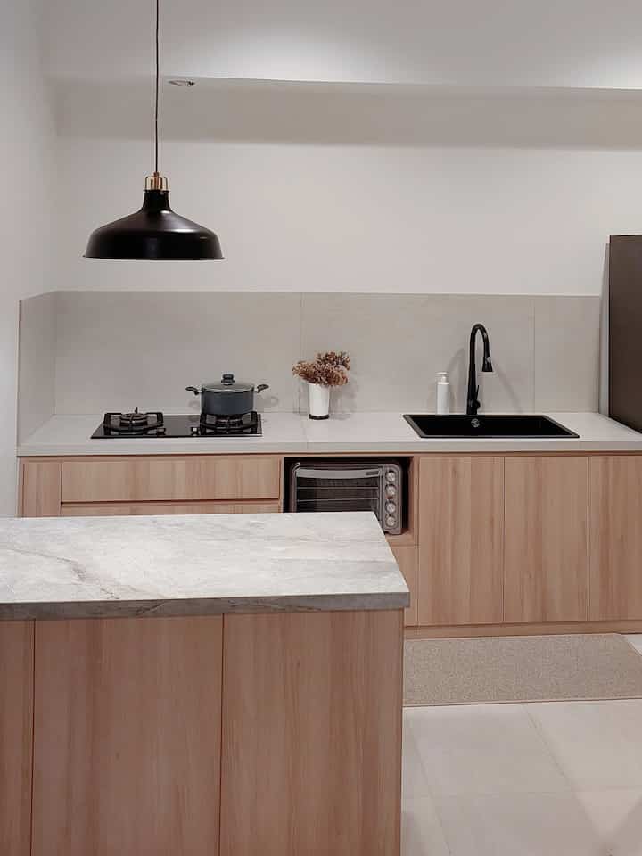 Di rumah ini aku menggunakan konsep Scandinavian karena suka dengan ciri khas dari style ini yaitu kesederhanaan, minimalis dan fungsional. 

Sebagai seorang yang sedang belajar untuk hidup minimalis, aku tidak menggunakan banyak dekorasi. Aku suka ruangan yang terasa lapang dan rapi. 

Untuk mencapai konsep sederhana dan minimalis ini aku menggunakan warna-warna netral seperti dominasi warna putih, warna kayu natural dan hitam. 

Ini adalah dapurku. Karena mengusung konsep open plan, dapur ini menjadi satu dengan ruang makan dan ruang keluarga. Sehingga penting sekali menjaga jumlah barang dan dekorasi supaya ruangan tertata rapi. 

#scandinavian #roomdecorinspo #aestetichomedecor #rumahcluster #tangsel #minimalist #openfloorinspo