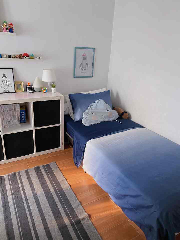 Untuk kamar anak, saya juga lebih suka memilih menggunakan warna netral atau monokrom, karena akan cukup banyak mainan atau dekorasi yang colourful 😃 
Seperti kamar kakak ini, didominasi warna hitam, putih, abu dan biru 💙
.
#kamaranak #kamaranaklaki-laki #scandinavianbedroom #kidsbedroom #bringcolortoyourspace 