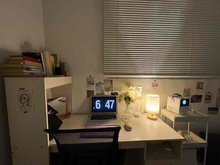 Suasana home office di malam hari 🌙

Dengan tambahan lampu berwarna warm white, suasana home office jadi lebih hangat. Ketika kerja di malam hari, jadi lebih tenang~

Harganya juga bikin kantong senang, karena aku belinya di harga 60ribuan ⭐️

#HomeOffice #SpillDekorLowBudget #NightVibe #LightingIdeas #LightingInspiration #Minimalist