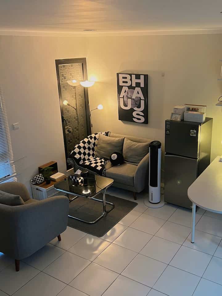 monochrome living room 🎱🖤

#RuangTamuAesthetic #RuangTamuCantik #MakeoverRuangTamu #minimalist #hazealnut #monokrom #sofa 