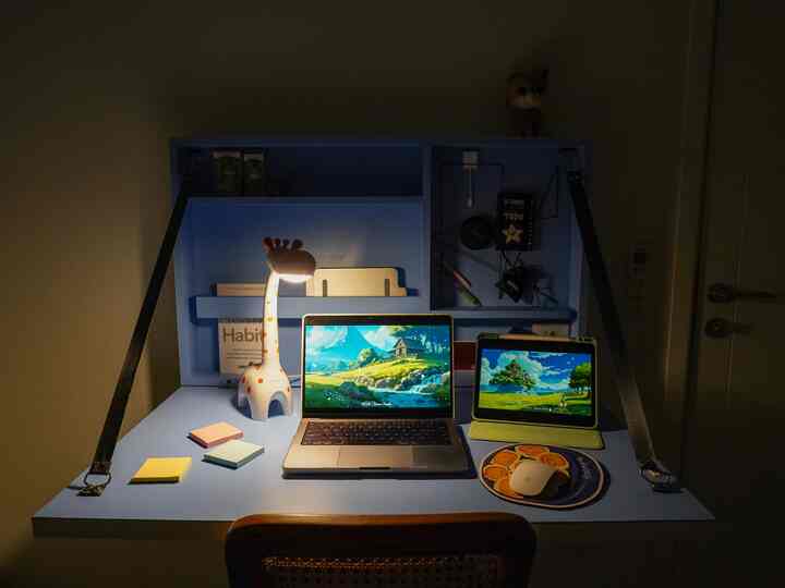 Untuk menambah fokus di ruang kerja, aku suka mematikan lampu utama dan menyalakan lampu kerja. Lampu ini sudah dipakai sejak tahun 2018 dan awet digunakan sampai sekarang. 

#ruangkerja #igsahome #nightvibe 
