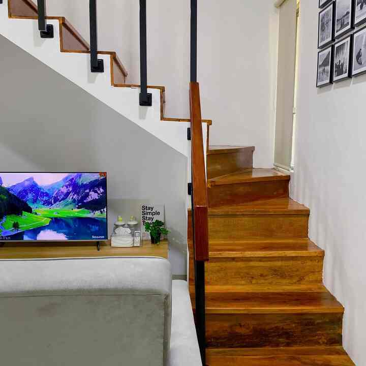 Tangga berfungsi sebagai penghubung antara lantai satu dan lantai dua. Agar tampak fancy kami memilih menggunakan kayu asli pada setiap pijakan anak tangganya. Selain itu, penggunaan kayu asli ini dapat membuat area rumah tampak lebih homey ✨

#FancyBudgetMinim #LowEffortFancy #SpillDecorLowBudget #tanggakayu #inspirasitangga #inspirasilowbudget