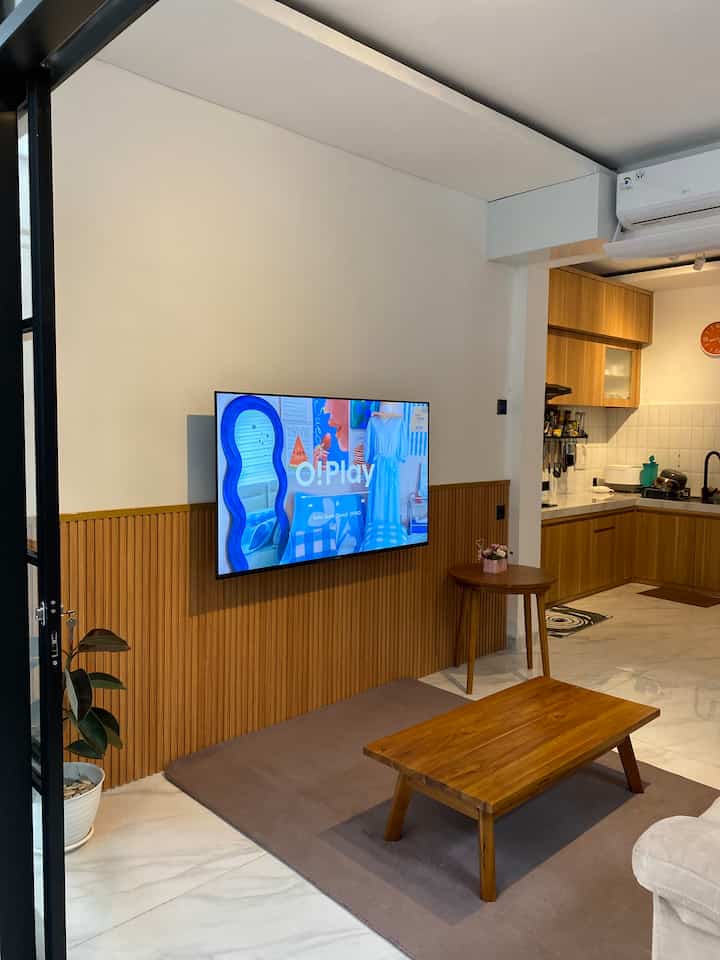 Living room saat malam hari
Kami menggunakan lampu dengan warna warm white supaya ruangan ini terasa lebih hangat dan intimate ✨
#livingroomstyling #livingroomdecor #livingroommakeover #japandi #japandihouse #aesthetic #minimalis 