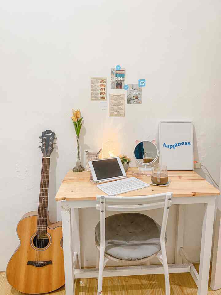 Ruang kerja sekaligus tempat mencari inspirasi ku. Letaknya berada di dalam kamar utama. Sering kalo beberapa pernak pernik nya kami ganti namun tetap tidak terlalu banyak karena space meja ini juga tidak begitu lebar. :) #homeoffice #ruangkerja #mejakerja #inspirasiruangkerja #workspace #kamartidur #minimalishome 