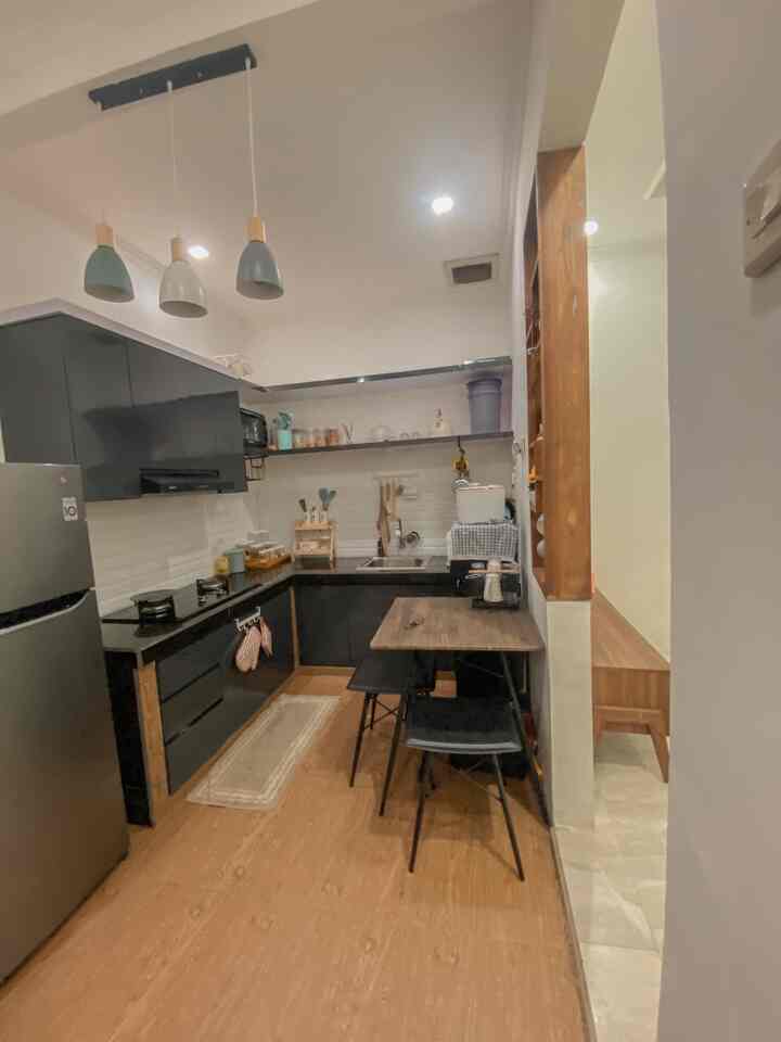 Haii ketemu di dapur rumah ini ya🤗
Meskipun mungil, tapi dapur ini cukup untuk keluarga kecil kami, biasanya meja makan tempat kamu berkumpul dna bercerita sesaat sebelum makan bersama dimulai, untuk penataan dapurnya sendiri dikarena dapur kamu mungil agar terlihat lebih rapi, kami menggunakan custom furniture kitchen set dapur, oh iya untuk dapur kamu berukuran 2x2,3 m saja.


#kitchenroomdecor #diningroomdecor #kitchenideas #diningroomides #kitcheninspiration #diningroominspiration