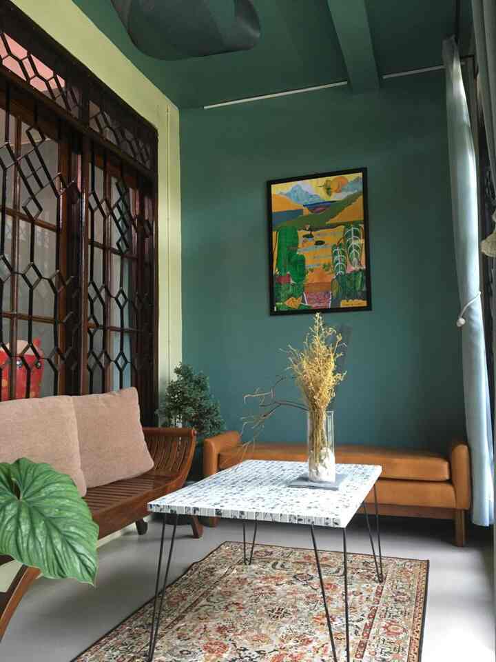 Ruang tamu di #rumakami adalah area teras sebelum proses renovasi. Setelah jadi ruang tamu, kami ingin ruangan yang hangat dengan cat nuansa tosca dan cream. Suami yang hobinya DIY membuat ruang tamu semakin seru dan adem dengan membuat meja ruang tamu DIY dari keramik mosaic/tiles dengan kaki besi jenis hair pin, hiasan lampu DIY dari ram nyamuk, membuat pajangan kertas kolase hasil karya bersama anak pertama kami dan menempatkan beberapa koleksi tumbuhan agar sejukk. Menata rumah sesuai dengan preferensi keluarga memang sangat membahagiakan, apalagi kalau barang yang kami punya satu2nya di dunia hasil kerja keras suamik 🥹 yuk, kita DIY. 
.
#RuangTamuAesthetic #RuangTamuCantik #MakeOverRuangTamu #ceritarumakami #DIYproduk #Bandung 