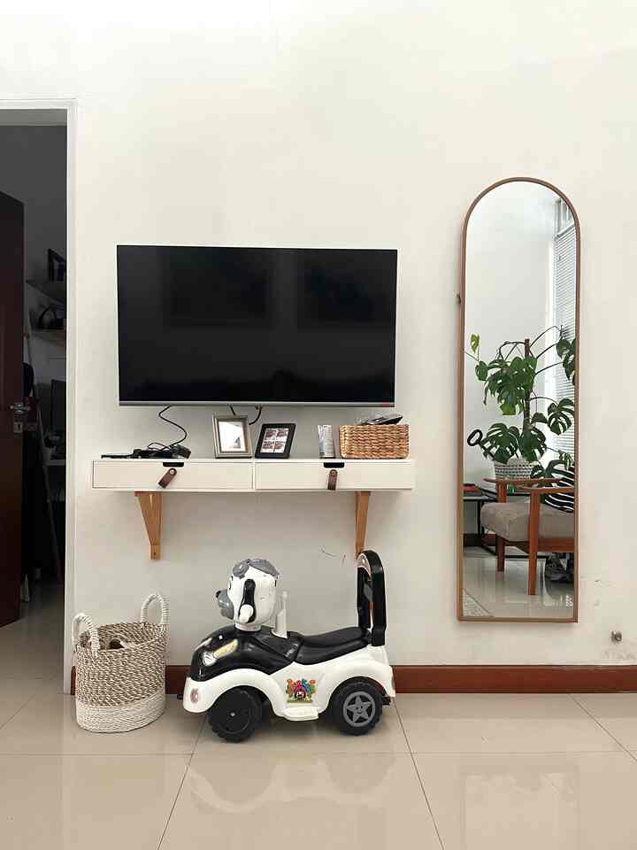 Ruang tamu di terrahauz ini lumayan mungil, tp terasa lapang karena ada void diatasnya yg cukup tinggi. Karena ada void, agar ruangan tidak terlihat “kosong” saya sengaja memilih item dekoratif yang cukup besar. Seperti misalnya full-body-size cermin arch dan wall art berukuran 120x120cm diatas sofa. Lumayan ngaruh banget loh bikin kesan ruang jadi lebih terisi dan punya soul🤗

Untuk item2 yang cukup besar ini, saya memesan nya secara custom di toko kaca & frame di daerah cicada kota bandung. Harganya bener2 lebih murah dibanding di e commerce dan toko furniture besar. Untuk frame besar ini satunya seharga 150rb dan utk cermin setinggi 160cm ini hanya seharga 350rb.

#decorativeitems #homestyling #roomstyling #homedecor #lowbudgetdecor #rumahcluster #bandungtimur #decorlowbudget #rumahmungil #livewithkids