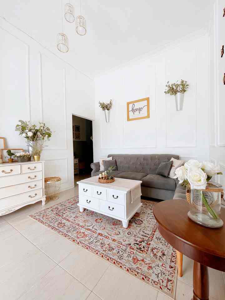 Warna orange, merah dan coklat pada karpet ala turki membawa suasana ruang tamu jadi lebih berwarna 🌸🌸 #ruangtamu #livingroom #rumahanisyasmine #rumahclassic #americanclassic #farmhouse 