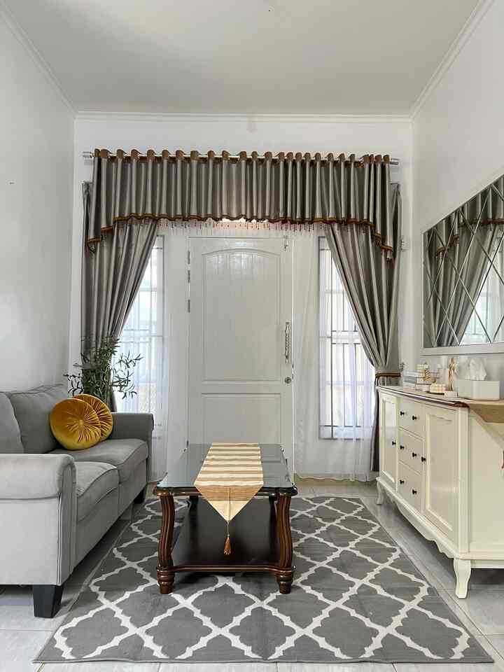 Fancy Low Budget 🤍

Tips dari aku agar ruangan terlihat fancy antara lain:
✨Memindah posisi furniture, selain membuat ruangan menjadi lebih fresh, memindah-mindah posisi furniture juga dapat membuat ruangan terlihat fancy, ini adalah salah satu hal yang simpel dan tanpa biaya. Disini aku memindah posisi buffet menjadi berada tepat dibawah cermin bevel;
✨Tambahkan item dekoratif seperti nordic vase dan pajangan nordic berwarna gold diatas buffet. Nordic vase ini aku beli offline di store Informa dengan harga 143rb setelah diskon, sedangkan pajangan nordic berwarna gold aku beli di online store dengan harga 42rb/pcs;
✨Tambahkan juga pillow diatas sofa. Aku menggunakan round pillow berbahan velvet berwarna gold yang aku beli di online store dengan harga 52rb/pcs.

Gimana? Worth it bukan?
Semoga menginspirasi. 🤍

#FancyBudgetMinim
#LowEffortFancy
#SpillDecorLowBudget
#minimalist
#rumahdeveloper
#pontianak
#decorlowbudget
