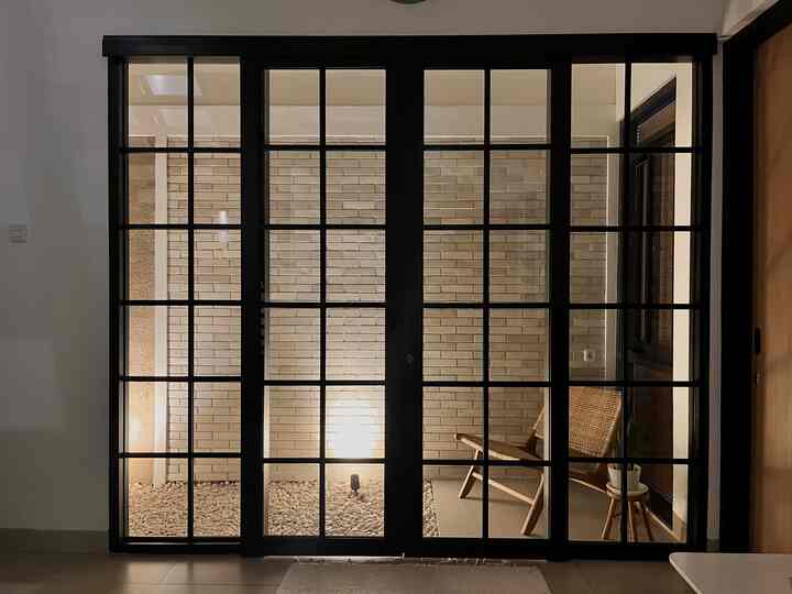 Nite vibe di taman kering rumah.alel

Karna fungsi taman untuk sirkulasi udara dan pencahayaan alami di siang hari, bagian atas aku pakai roster dan skylight kaca. Jadi taman kering belakang rumah ini aku hanya pakai lampu sorot taman warm white 2 buah untuk pencahayaan. Bagi aku dan paksu yang punya selera simpel sih sudah cukup menampilkan kesan warm dan estetik ya hehe.

#nightvibe #lightingideas #lightinginspiration #tamankering #minimalis 