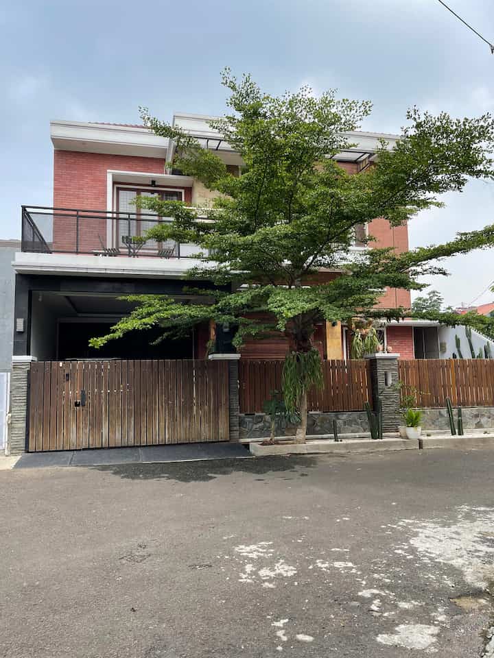 FASAD 

Fasad rumah setelah 4 tahun..
Konsep Fasad Tropis yang didominasi dari berbagai batu alam. Dari batu Alam pacitan, batu andesit, batu palimanan sampai bata tempel terrakota. 
Pagar dari bahan kayu merbau agar suasana tropis makin terasa. 
Konsep fasad tropis ini kami pilih karena menyesuaikan dengan iklim tropis yang ada di Indonesia. Ciri khas rumah tropis biasanya ada sentuhan batu alam dan juga tanaman hijau.


#DesignFasad #IdeFasad #InspirasiFasad #FasadTropis #RumahTropis #InspirasiFasadTropis #FasadBatuAlam