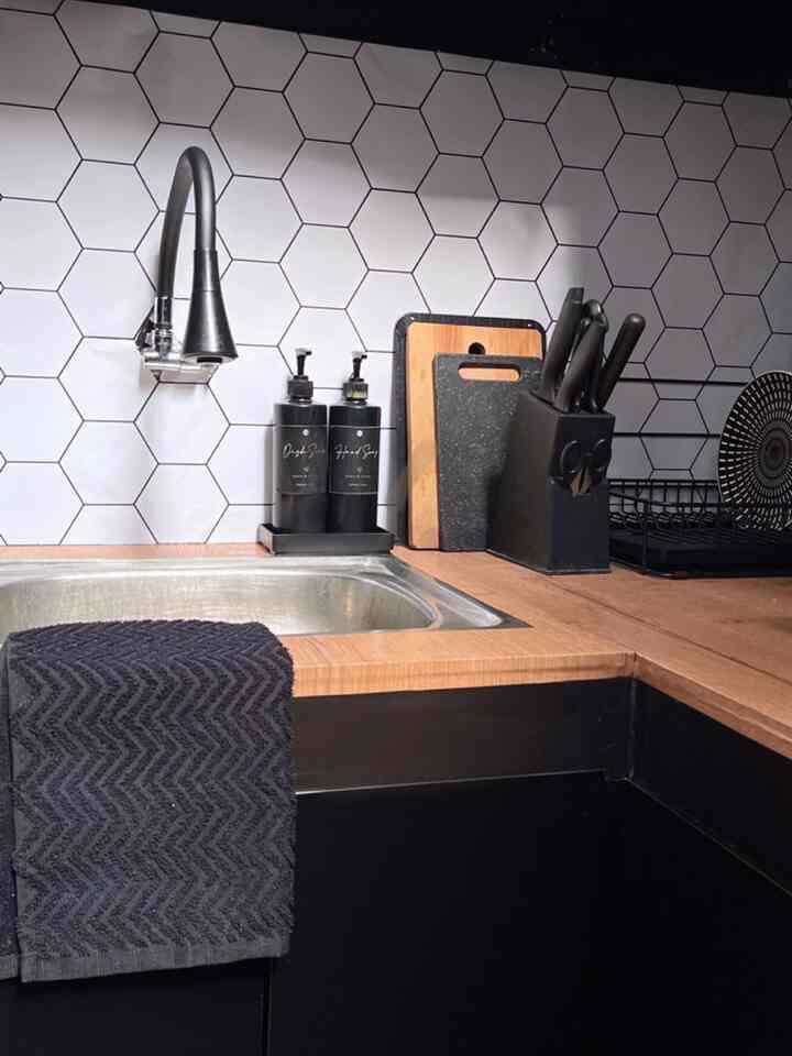 Area kitchen sink yang jarang tampil, karena masih bawaan developer. Cuma di makeover sedikit di bagian backsplash dan top table pakai wallpaper sticker agar terlihat lebih estetik dan senada. 
#kitchensink #kitchen #toptable #dapurmodern #dapurminimalis #dapurcantik #dapurkecil #inspirasidapur 