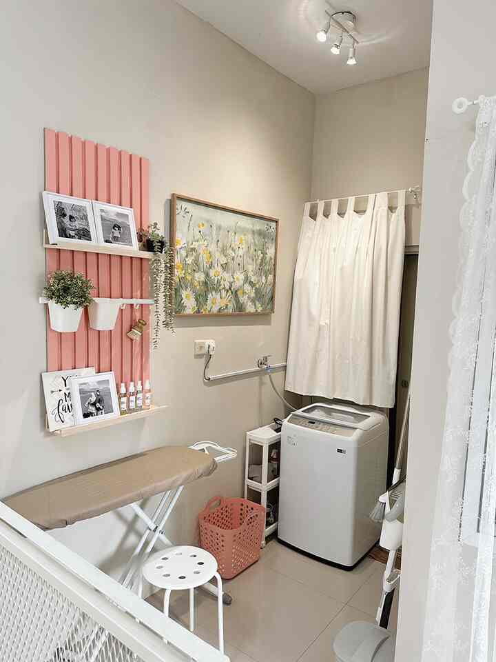 ✨Inspirasi Laundry Room 2,5 x 1,5 m Low Budget 

Hai ^.^
🌱Kita bisa kok, buat laundry room di space terbatas terlihat rapih pastinya low budget..dengan tidak menumpuk baju cucian dan segera selesaikan kegiatan cuci mencuci

🌱selain itu..dengan memberikan sedikit sentuhkan dekorasi seperti slat wall & lukisan membuat kegiatan cuci mencuci menyenangkan..

🌱stroge tambahan di samping dan di atas mesin cuci (di tutup pake gorden) untuk nyembunyiin barang-barang yang warnanya terlalu gonjreng. Supaya tetap terlihat aesthetic ^.^

#rumahmodern #rumahkecil #interiorrumah #interiormodern #interiordinding 