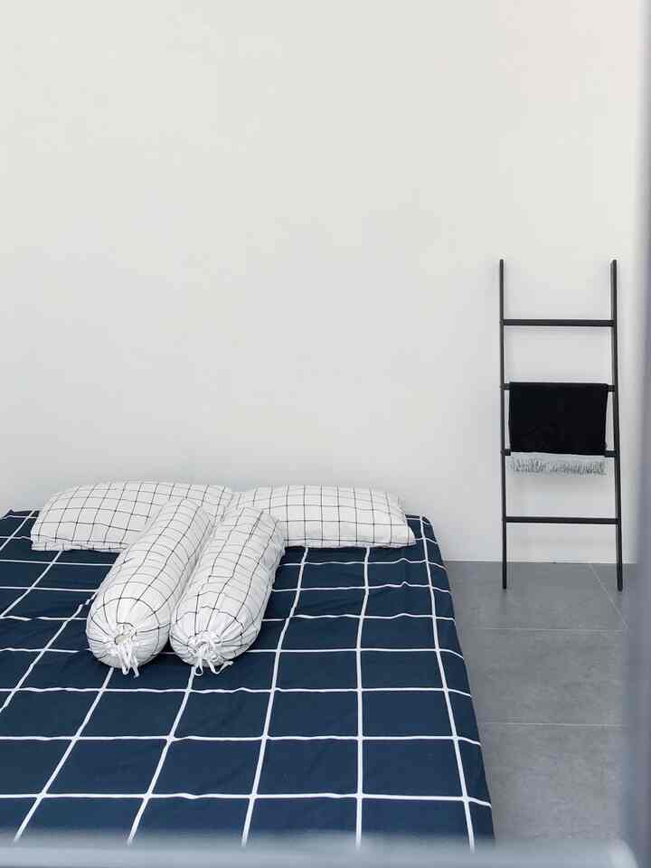 Minimalist Bedroom🩶
Kasur tanpa dipan? Tetep bisa estetik dengan pemilihan bedsheet, element dekoratif dan material yang sesuai.

#minimalistbedroom #designkamar #masterbedroom #nordhois
