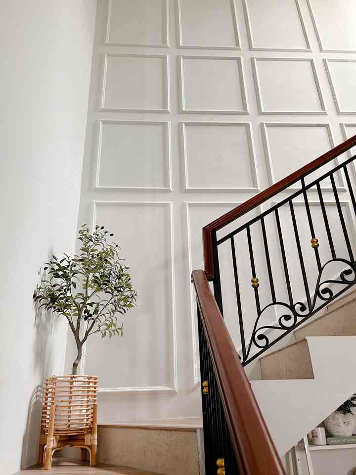 Akhirnyaaa makeover area tangga ✨

Area tangga ini termasuk tinggi dan luas, ukurannya 5 x 3,5 meter
Sebelumnya hanya di design dengan menggunakan pigura foto, tapi terlihat masih sepi dan ada yg kurang hehe

Akhirnya setelah mencari cari referensi, memutuskan untuk menggunakan wall moulding dengan bahan list gypsum agar lebih terjangkau budgetnya ❤️

Ukuran tembok yg di moulding : 5 x 3,5 m²
List gypsum yg dibutuhkan : 25 batang x 2 meter = 50 batang
Harga jasa + list gypsum adalah Rp 30.000 per meter lari, jadi total 50 x 30.000 = 1.500.000

Untuk cat menggunakan Nippon Vinilex kode 958A - Smokey Grey ukuran 5Kg = Rp 125.000
Untuk compound menggunakan Aplus 2kg seharga Rp 10.000

Total keseluruhan = Rp 1.635.000

Note : Total pengerjaan 2 hari ✨

#FancyBudgetMinim
#LowEffortFancy
#SpillDecorLowBudget
#designwallmoulding
#inspirasiwallmoulding
