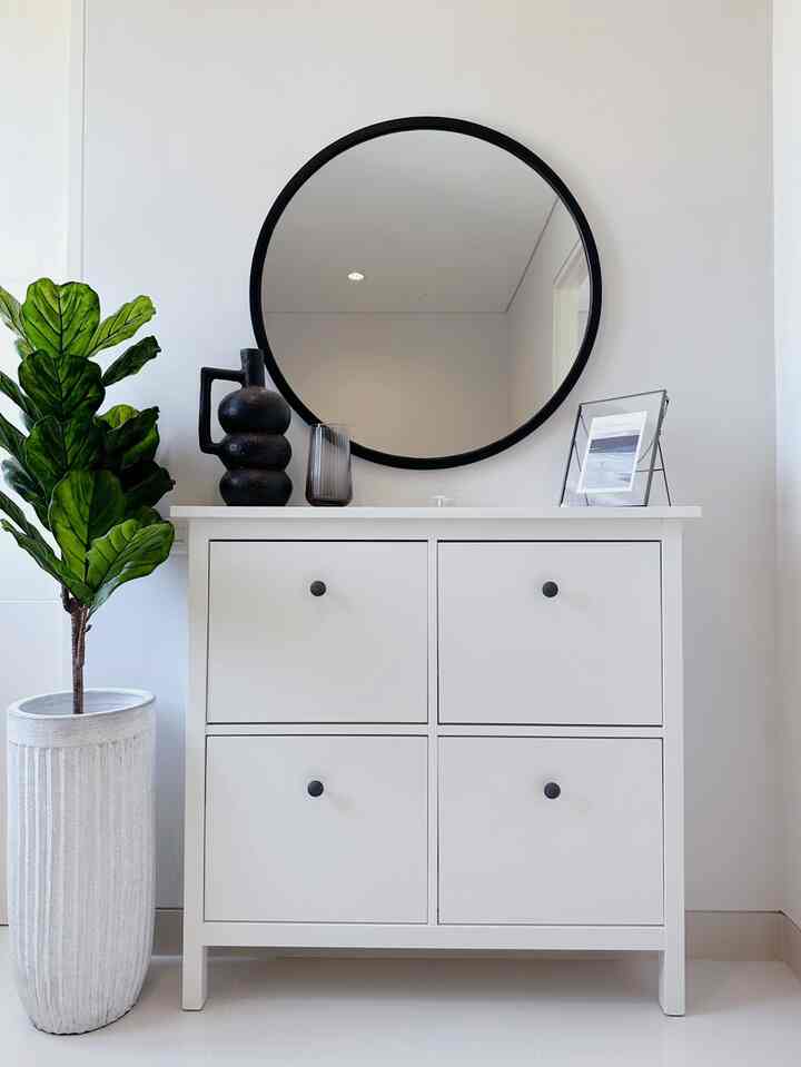 Rak sepatu tertutup membuat lebih rapi dan bagian atasnya dapat digunakan untuk meletakkan beberapa pajangan😊

#shoescabinet #rumahmungil #japandistyle #surabaya #minimalist #60m2 #