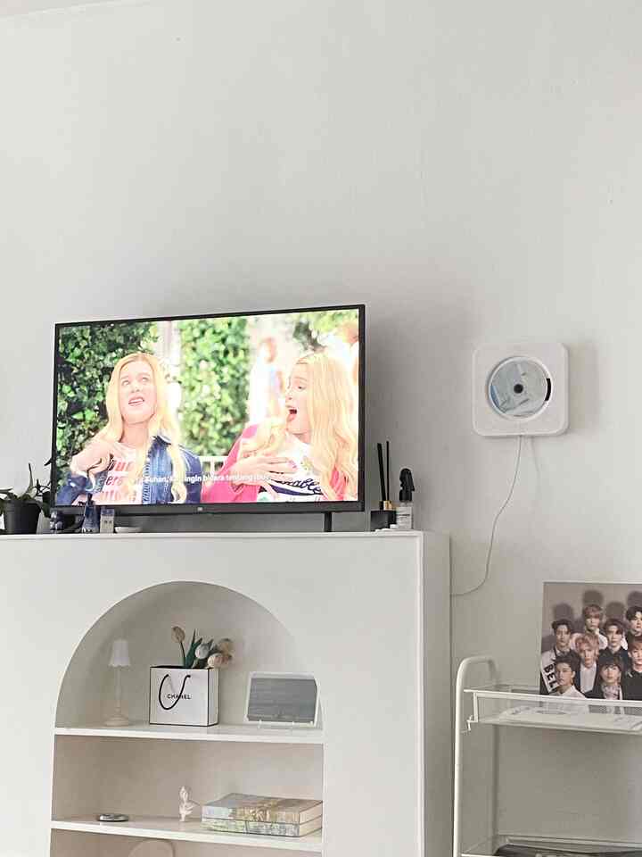 dalam pemilihan barang dekoratif, aku biasanya memilih barang yang tidak hanya cantik untuk dipajang, tapi juga fungsional, seperti speaker yang bisa dipajang, candy holder yang bisa dialih fungsikan menjadi wadah accessories atau makeup serta mushroom lamp. pemilihan barang ini tentunya menyesuaikan dengan tema ruangan yang memiliki korean style. #decorativeitems  #roomstyling  #roomdecor #koreanstyle #minimalist #white