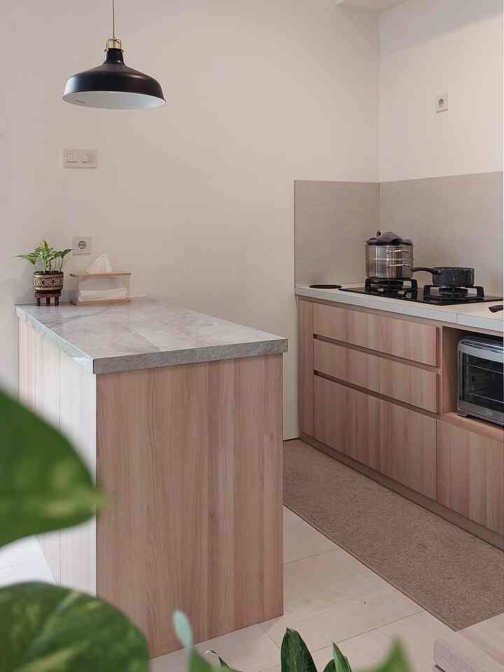 Karena bertemakan minimalis, maka color palette yang kami pilih untuk rumah ini adalah, putih, kayu natural, hitam dan hijau dari tanaman.

Karena ketiga warna ini sifatnya natural maka sangat mudah di Aplikasikan dalam ruangan dan furniture.

Meskipun judulnya adalah natural, tapi ini juga bisa menjadi outstanding. Contohnya adalah peletakan tanaman di dalam ruangan. Selain memberikan kesegaran, warna hijaunya juga menjadi pusat perhatian di area tersebut.

#bringcolortomyhome #homecolorpalette
#homecolordesign #naturalcolor #earthcolor #homecoloridea