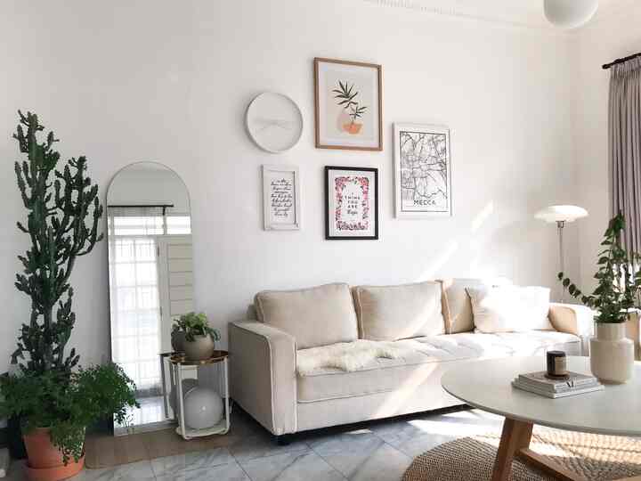 DIY stool & tray dari ikea jadi side table. Kalo bosen sama furniture yang kita punya, jangan buru-buru beli baru. Cari inspirasi dari social media, siapa tau bisa dijadikan diy project dan bikin barang lama jadi kaya baru. #liveslowly #dekorasiruangtamu #diy #ikea #inspirasiruangtamu #indoorplant